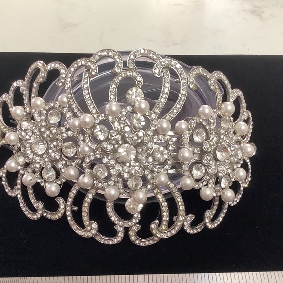 Elegant Silver and Pearl Hair Accessory - Picture 2 of 10